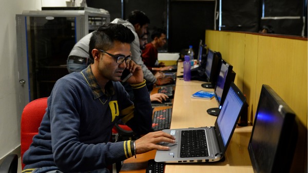 2016年12月13日，印度 IT 安全解決方案公司 Innefu Labs 的一名員工在位於新德里的辦公室工作。（SAJJAD HUSSAIN/AFP via Getty Images）(16:9)