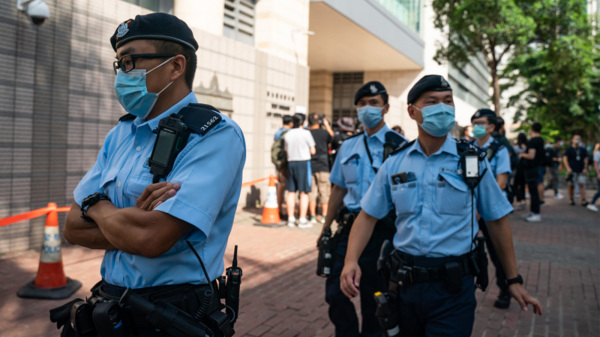“东网”发表视频引致警方来函，指视频内容偏颇。图为执勤期间的香港警员。（图片来源：Getty Images）