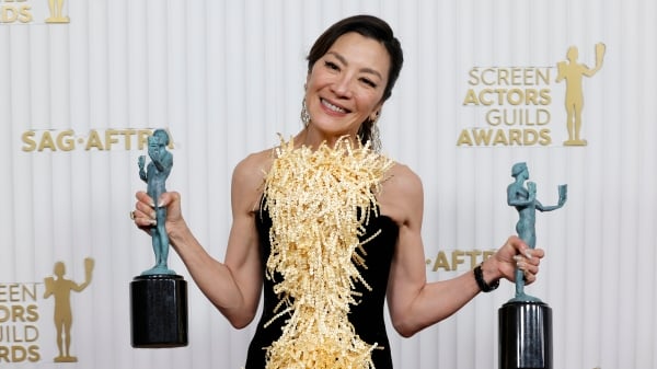 杨紫琼获颁美国演员工会奖最佳女主角奖，成为第一位获得这个奖项的亚洲女演员。