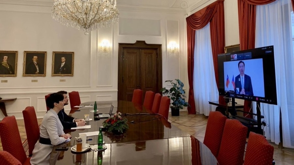 捷克众议院议长艾达莫娃将于月底率团访台。图为2月1日她与台外长吴钊燮进行视讯画面。