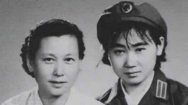 传中共元帅林彪前妻张梅2023年1月27日在北京病逝，终年102岁。图为张梅和女儿的资料图。（