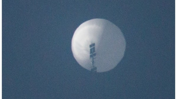 2023年2月1日，美国蒙大拿州居民Chase Doak在蒙大拿州上空捕捉到的中共间谍气球的照片。