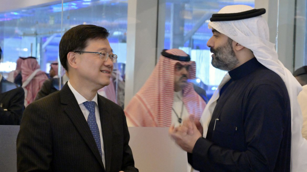 行政長官李家超（左）2月6日在沙特阿拉伯利雅得出席LEAP 2023科技展，跟沙特阿拉伯通訊與資訊科技大臣Abdullah Alswaha會面。（圖片來源：香港政府新聞處）