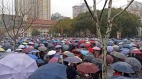 武漢爆發大遊行大量市民冒雨聚集市府門前(組圖)