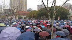 武汉万人抗议削减医保中共被迫挥刀割韭菜(图)