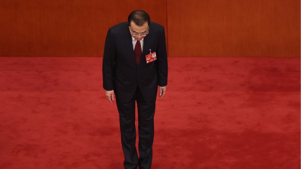 2023年3月5日，李克强在第十四届全国人大第一次会议上做完报告后，分别向主席团和台下深鞠躬。(图片来源：Lintao Zhang/Getty Images）