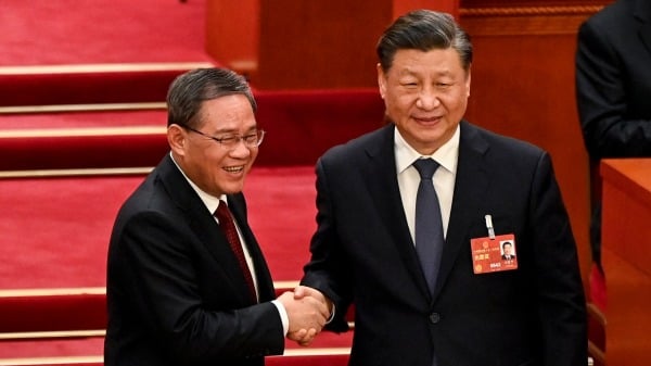 2023年3月11日，習近平、李強在主席台上握手。（圖片來源：GREG BAKER/POOL/AFP via Getty Images）