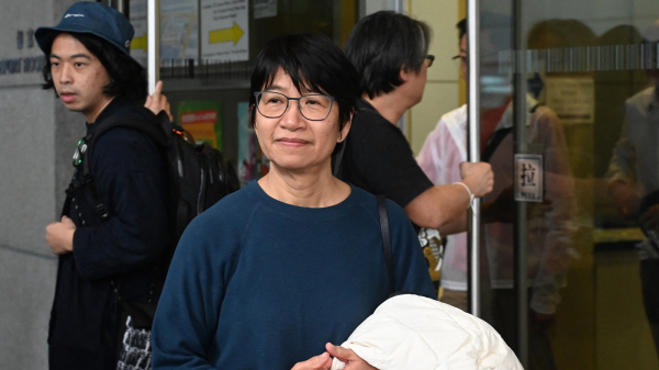 3月11日鄧燕娥獲准以20萬保釋金外出候查，但須交出護照等旅遊證件。（圖片來源：Getty Images）