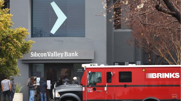 银行业巨头硅谷银行（SVB）因资产负债表崩塌+1天的流动性挤兑而瞬间破产