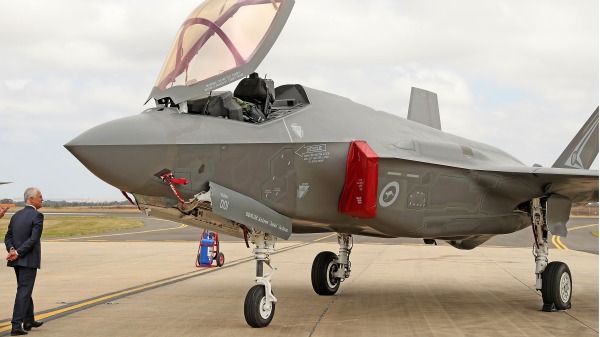 澳大利亚总理特恩布尔在 2017 年 3 月 3 日在澳大利亚阿瓦隆参加阿瓦隆航展时检查联合攻击战斗机 (JSF) F-35。这两架联合攻击战斗机目前驻扎在美国卢克空军基地，但首次由澳大利亚皇家空军飞往澳大利亚。（ Scott Barbour/Getty Images)