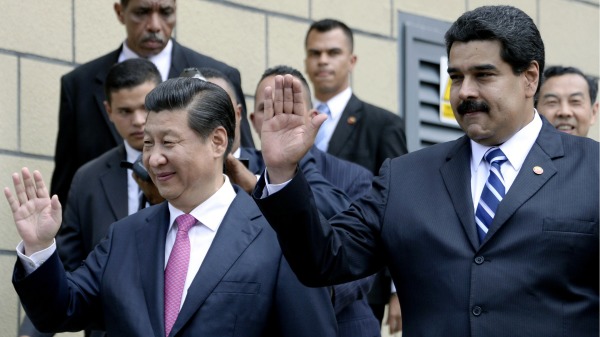 中国国家主席习近平（左）于 2014 年 7 月 21 日访问委内瑞拉，和委内瑞拉总统马杜罗（右）在加拉加斯向人群挥手。（图片来源：LEO RAMIREZ/AFP via Getty Images）(16:9)