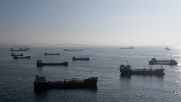 2022年11月2日，运载粮食的船只在土耳其伊斯坦布尔等待检查。
