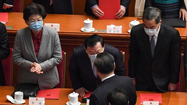 2022年3月11日，中共全国人大会议闭幕后习近平与夏宝龙交谈。