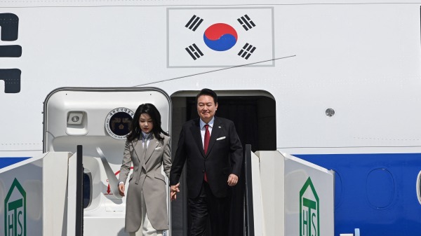 3月16日，韩国总统尹锡悦与夫人金建希乘机抵达日本东京。