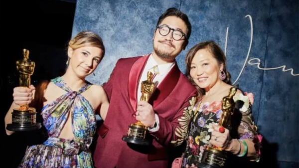 关家永（中）12日以“妈的多重宇宙”夺得奥斯卡最佳导演奖，与动画师妻子克丝汀勒波（左，Kirsten Lepore）、母亲关沈俊龙（右）合影。