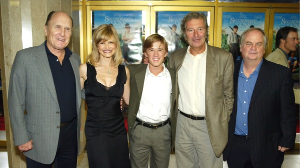 2003年9月18日，演员罗伯特・杜瓦尔、凯拉・塞奇威克、海理・奥斯蒙、鲍勃・沙耶和编剧/导演蒂姆・麦坎利斯在加利福尼亚州洛杉矶国家剧院的“盛夏狮王”首映式上合影留念。