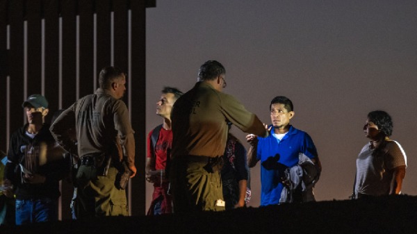 022年9月27日，美国边境巡逻人员在美墨边境围栏旁拘留非法入境人员。2(16:9)
