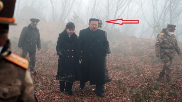 朝鲜官媒《朝中社》释出于19日所进行的“核反击假想综合战术训练”之照片，在金正恩身边出现了一位戴口罩、墨镜男子。