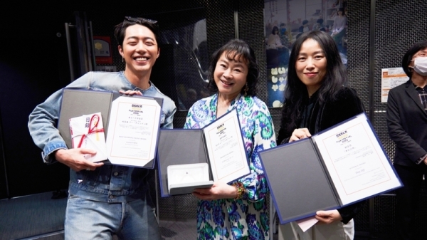 電影「黑的教育」演員蔡凡熙（左）與主演電影「本日公休」的金馬影后陸小芬（中）、導演傅天余（右）獲得第18屆大阪亞洲電影節肯定。