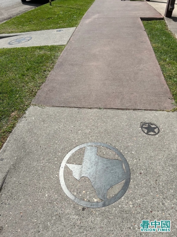 人行道上鑲嵌著德克薩斯州地圖和徽標。