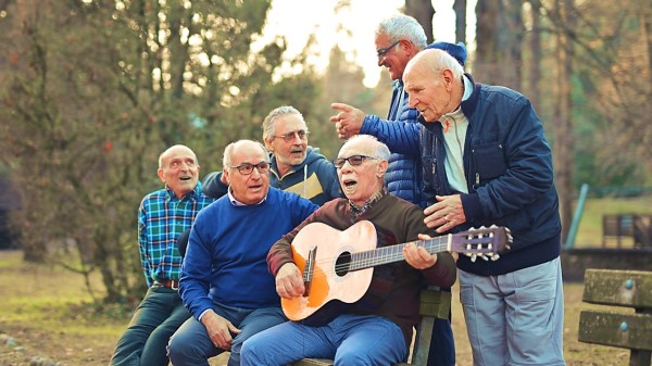 老人和朋友弹吉他快乐唱歌