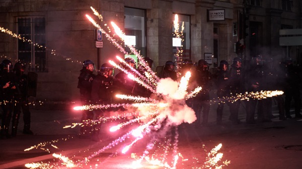 3月22日，法国波尔多民众抗议政府动用宪法第49.3条未经国会表决通过养老金改革法案，并在警察面前放烟花。