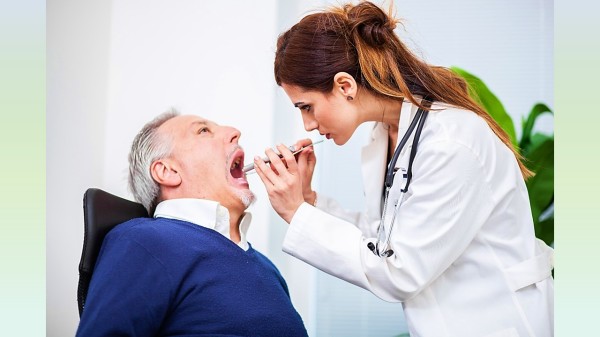 醫生看口腔疾病