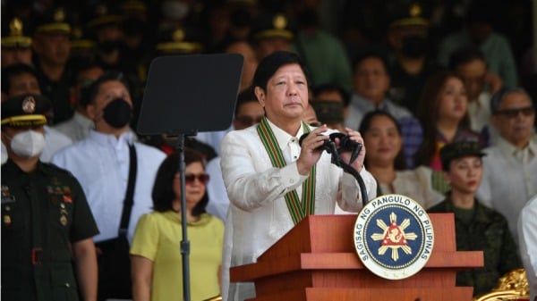 2023年3月22日，菲律宾总统小费迪南德．马科斯（Ferdinand Marcos Jr.）于在马尼拉郊区达义市博尼法西奥堡举行的菲律宾军队建军 126 周年庆典上发表讲话。