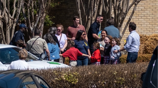 2023年3月27日，美国田纳西州纳什维尔的一所私立基督教学校爆发枪击案，6人死亡，包括3名9岁儿童。（图片来源： Seth Herald/Getty Images)