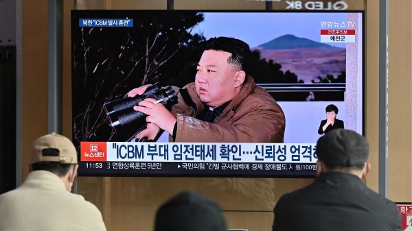 3月17日，韩国电视新闻播放金正恩视察试射Hwasong-17洲际弹道导弹(ICBM)的照片。