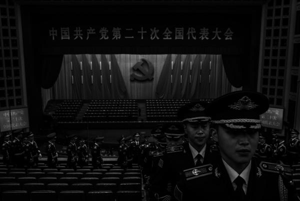 中國共產黨第 20 次全國代表大會閉幕後，人民解放軍樂隊成員在人民大會堂外列隊。