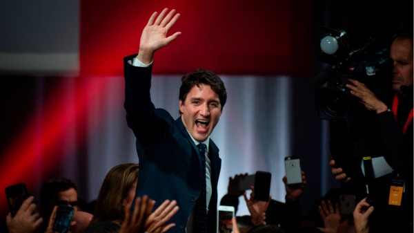 2019年10月21日晚，自由党领袖特鲁多庆祝他带领自由党赢得联邦大选。（图片来源：SEBASTIEN ST-JEAN/AFP via Getty Images）