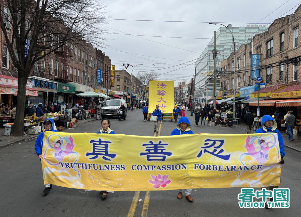 上千名纽约法轮功学员于26日在纽约市布鲁克林的八大道举行春季游行。