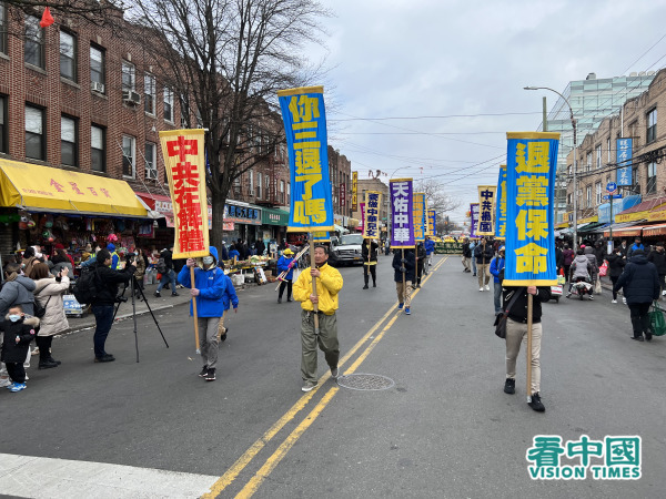 上千名紐約法輪功學員於26日在紐約市布魯克林的八大道舉行春季遊行。
