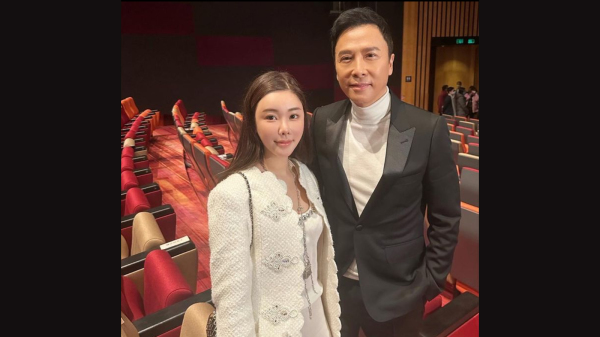 蔡天凤在慈善首映上和电影主角甄子丹合照。（图片来源：蔡天凤IG）