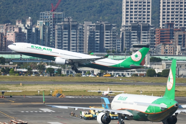 图 为台北松山机场一架长荣航空班机9日起飞前往上 海。