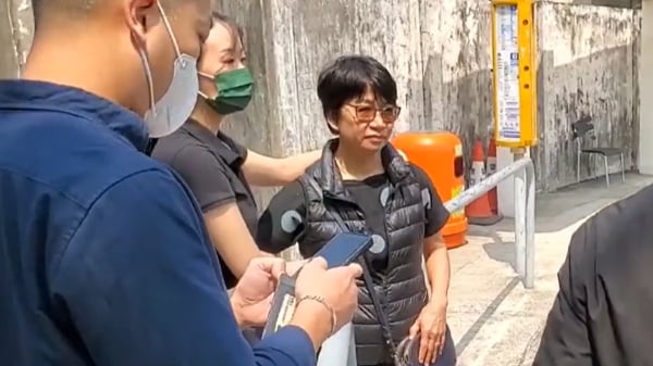 3月9日，香港前立法会议员李卓人妻子邓燕娥被捕。（图片来源：视频截图）
