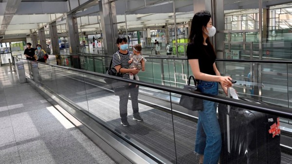 2021年8月10日，戴口罩的旅客於抵達北京首都國際機場。