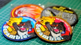 台湾黑熊痛扁黄色小熊臂章夯设计者：力挺国军(图)