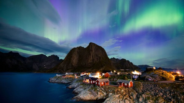 2017年9月8日，北極光照亮了挪威的諾爾蘭郡下轄羅弗敦群島 Reine Reinfjorden 的天空。