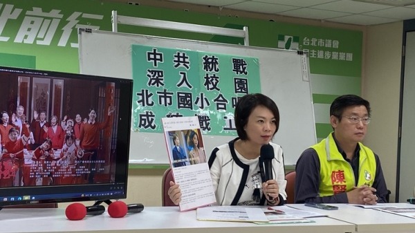台北市议员简舒培（左）、陈贤蔚（右）11日举行记 者会