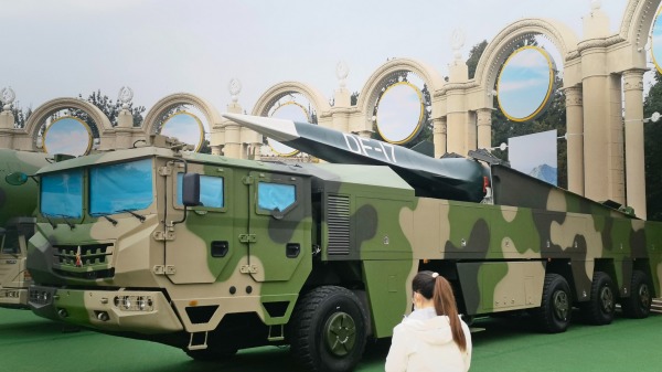 北京展览馆的东风导弹发射车