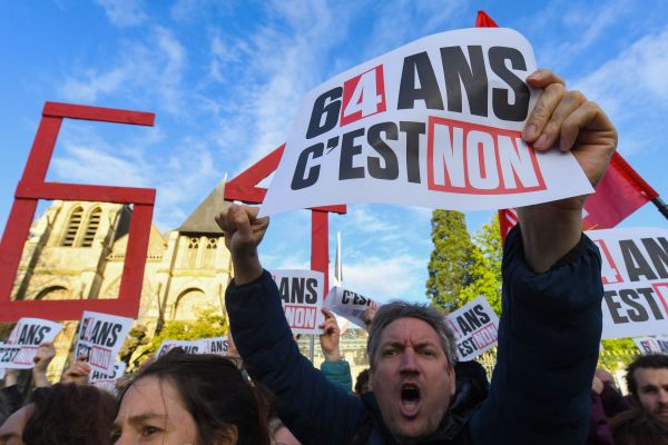 4月14日，法国民众举行反对马克龙政府养老金改革法案的抗议活动。