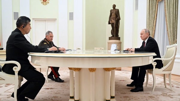 4月16日，普京總統在國防部長紹伊古的陪同下與中共國防部長李尚福會面。
