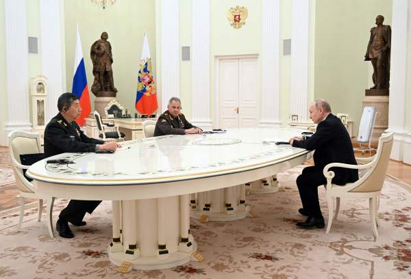4月16日，俄罗斯总统普京（VladimirPutin）罕见在克里姆林宫会见当日刚抵达莫斯科的中共国防部部长李尚福。