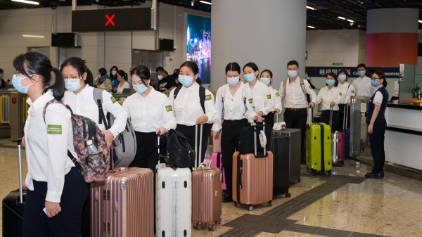 4月17日，参加“大湾区医生交流计划”的约80名广东省医护人员抵港。（图片来源：香港政府新闻处）