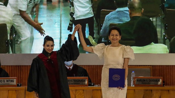 2020年，成功连任的丽莎・洪蒂维罗斯（Risa Hontiveros，右）是2022年菲律宾选举中获胜的唯一反对派参议员候选人。