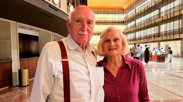 2023年4月14日，大学教师拉里.斯特朗（Larry Strong）携妻子贝斯一同观赏神韵环球艺术团在纽约林肯中心大卫寇克剧院的神韵演出。（看中国记者柳笛摄影）