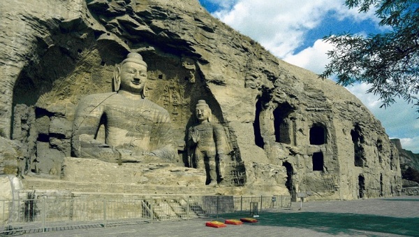 雲岡石窟，主要是建造於453年到495年（太和十九年）間，中國第一處由皇室顯貴主持開鑿、建於國都的大型石窟。