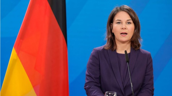 2023 年 2 月 28 日，德国外交部长安娜莱娜．贝尔博克在德国柏林外交部与以色列外长会谈后，在联合新闻发布会上发表讲话。